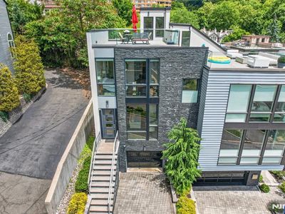 14 Hooks Ln, Edgewater, NJ, 07020
