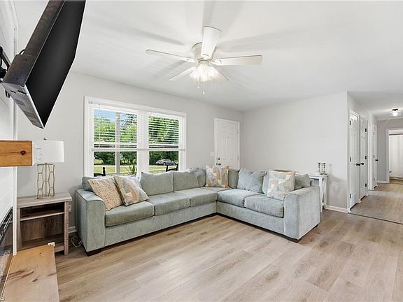 4th image of 200 Creeksedge Ct