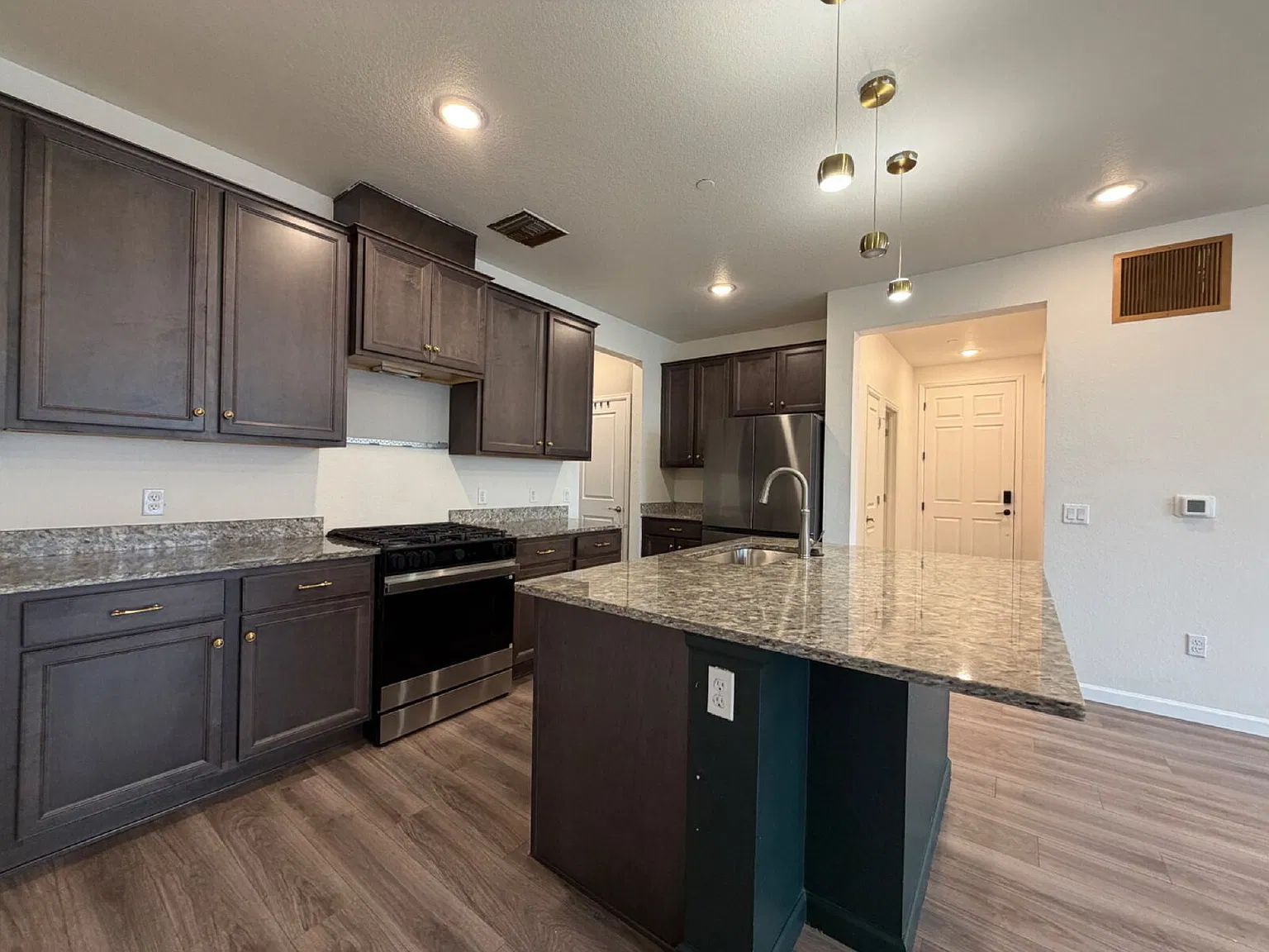 3 bed, 2.0 bath, 1173 sqft, $2,995 — Photo 2
