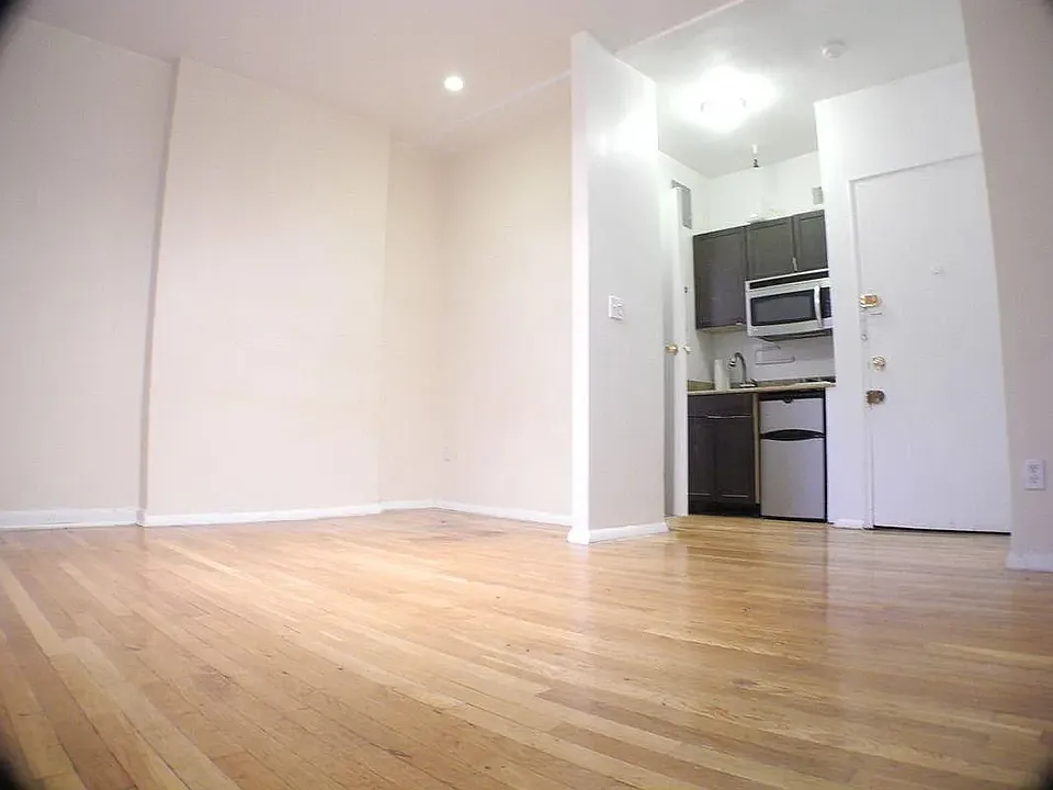 252 E 33rd St #3R