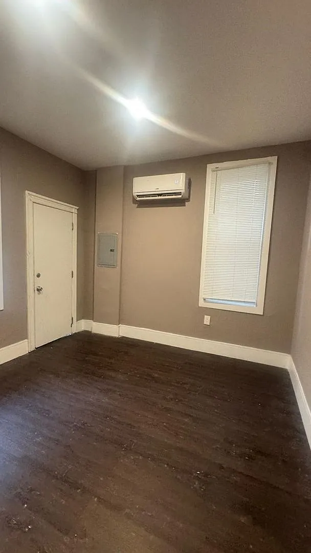 Charming 2BR Duplex in Philadelphia — Photo 3