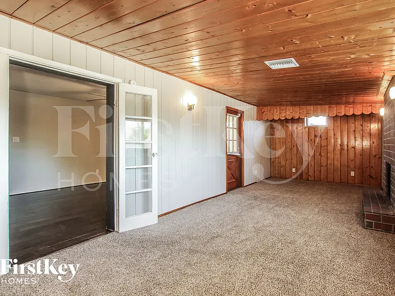 2311 W Maryland Ave — Photo 6