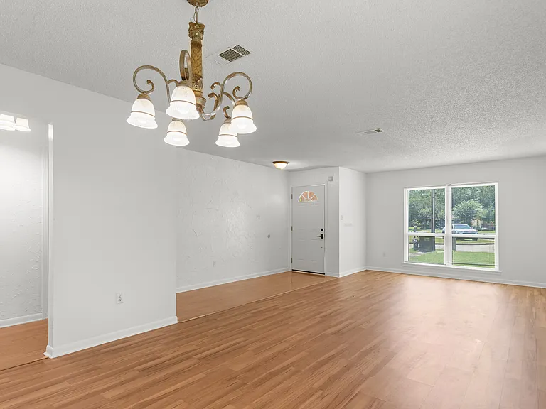 110 Charles Dr — Photo 4