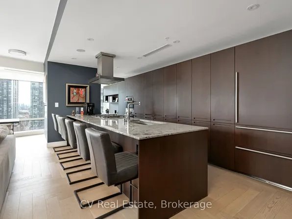 180 University Ave, Toronto, ON