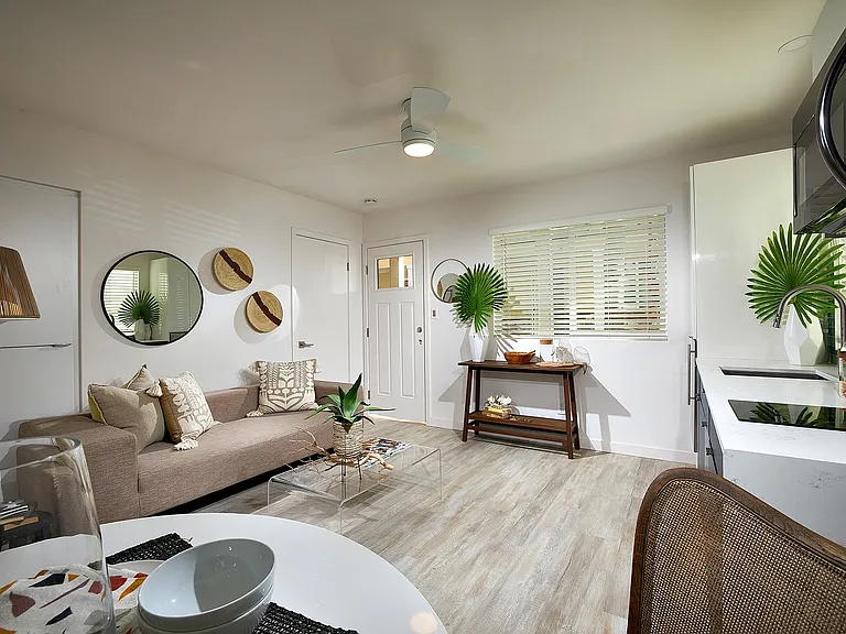 Newly Renovated Community 2 Blocks From The Beach! — Photo 6