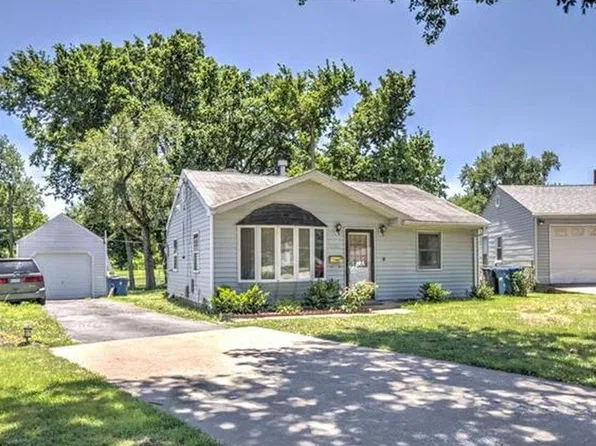 4300 Saint Agnes Ln, Saint Ann, MO 63074