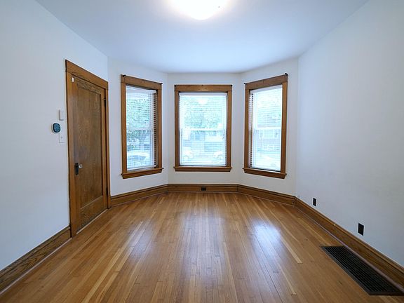 2nd image of 3648 N Leavitt St #1