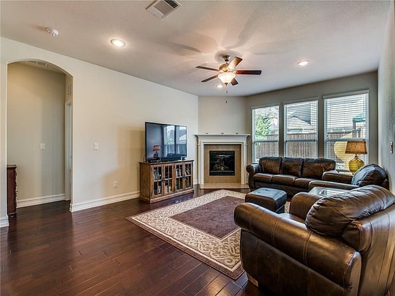 4th image of 2341 Leeward Pl