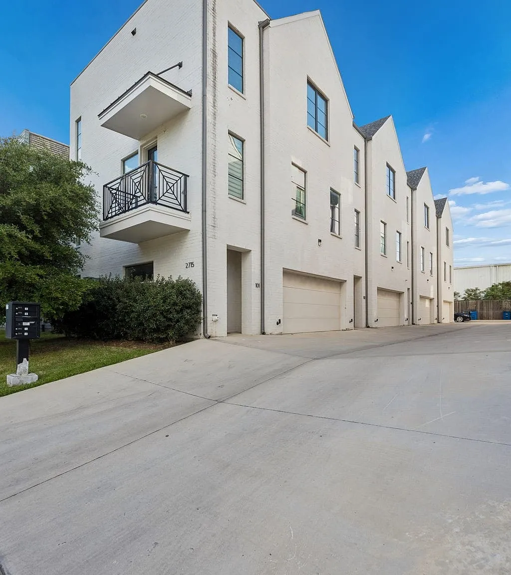2 bed, 2.5 bath, 1888 sqft, $4,500 — Photo 2