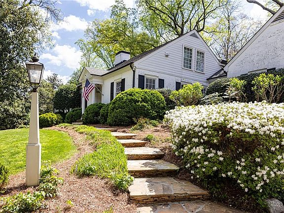 4th image of 221 Robin Hood Rd NE