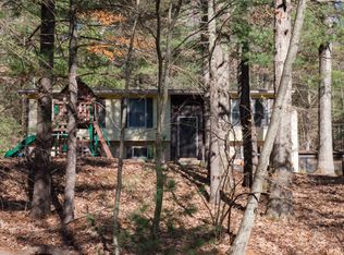121 Wooded Acres Dr, Greeley, PA 18425