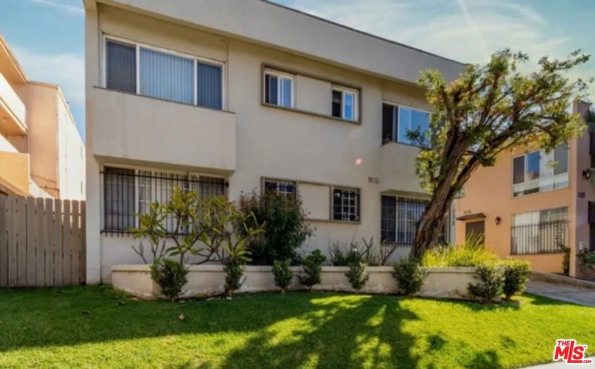 2 bed, 2.0 bath, 870 sqft, $2,300 — Photo 3