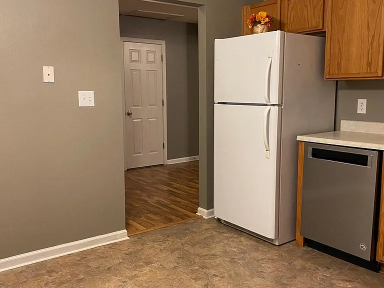 5645 Bingham Dr — Photo 2