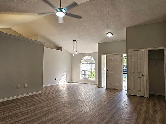 5th image of 370 S Cobble Ct