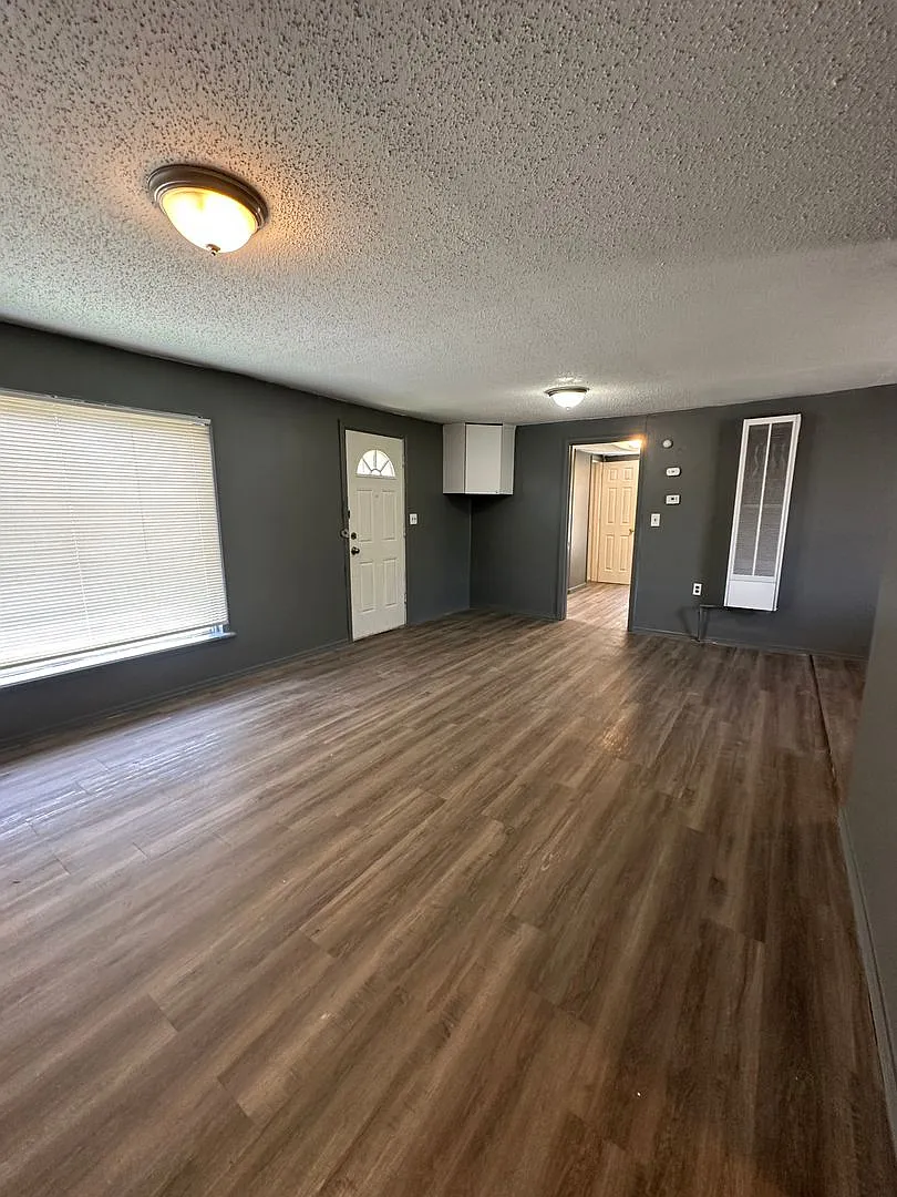 Cozy 2 Bed 1 Bath! — Photo 4