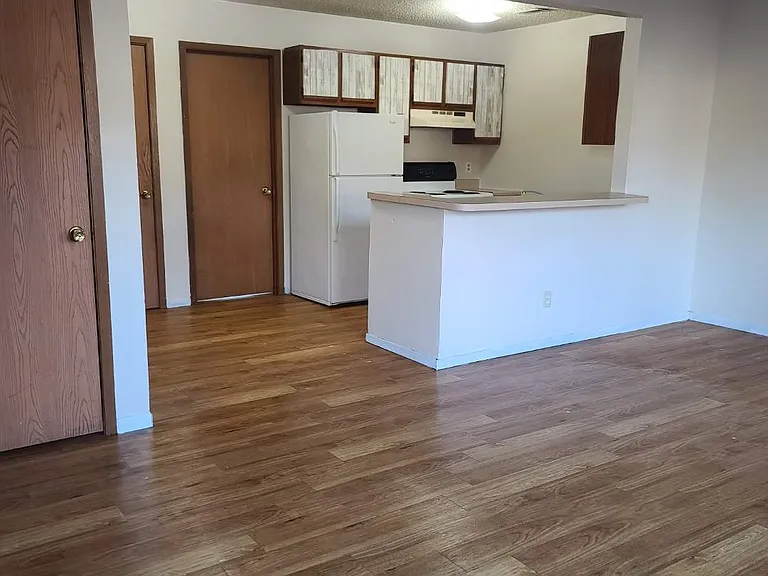Oak Knoll Apartments — Photo 13