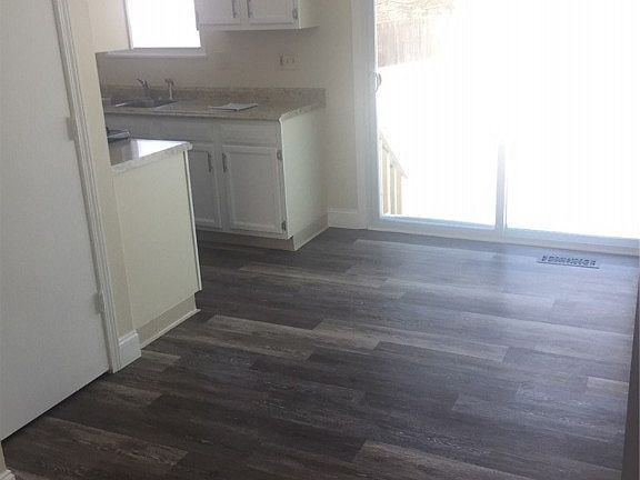 4th image of 550 N Hawkins Ave
