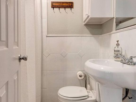 5th image of 1501 W Myrtle St APT 3