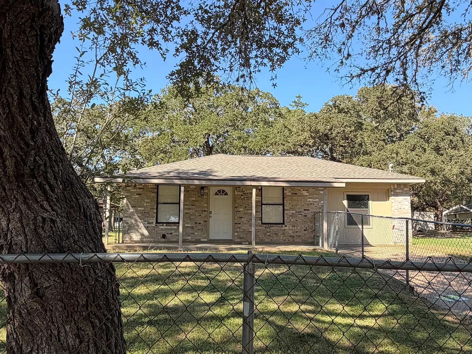 3 bed, 1200 sqft, $1,600 — Photo 2