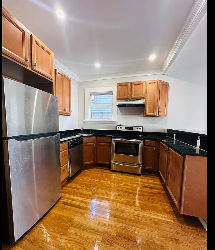 3 bed, 9999 sqft, $3,000 — Photo 1