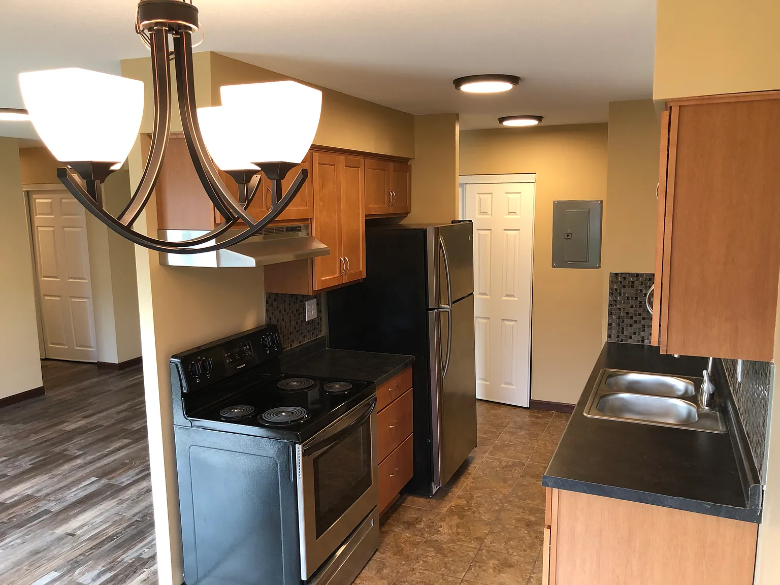 2 bed, 850 sqft, $1,375 — Photo 3