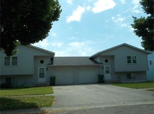1042 Castlewood Dr, Brookings, SD 57006
