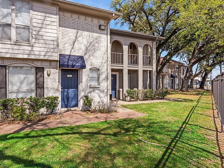 The Ellis Apartments — Photo 25