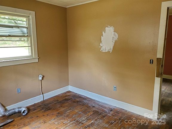 4th image of 1420 W Mauney Ave