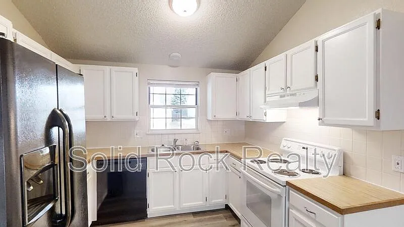 3 bed, 2.0 bath, 1579 sqft, $2,225 — Photo 2