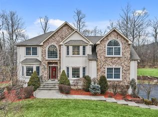 12 Grandview Rd, Central Valley, NY 10917