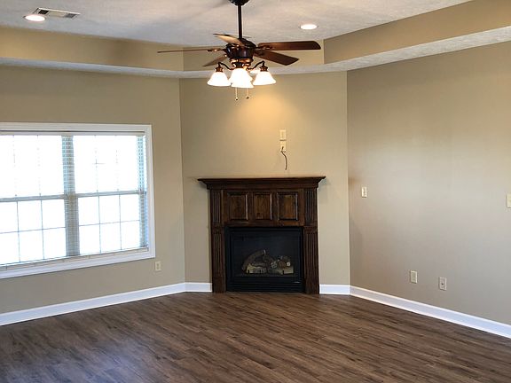 Living room, gas fireplace, 
