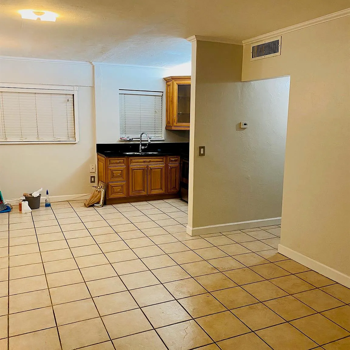 Crystal Court Manor — Photo 4
