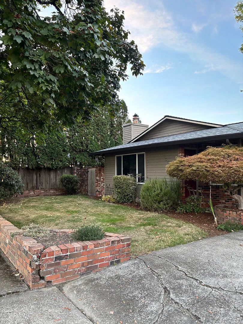 Freshly Updated Ranch Style Home in Newberg — Photo 2