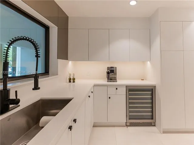 5 bed, 4.0 bath, 3518 sqft, $13,950 — Photo 2