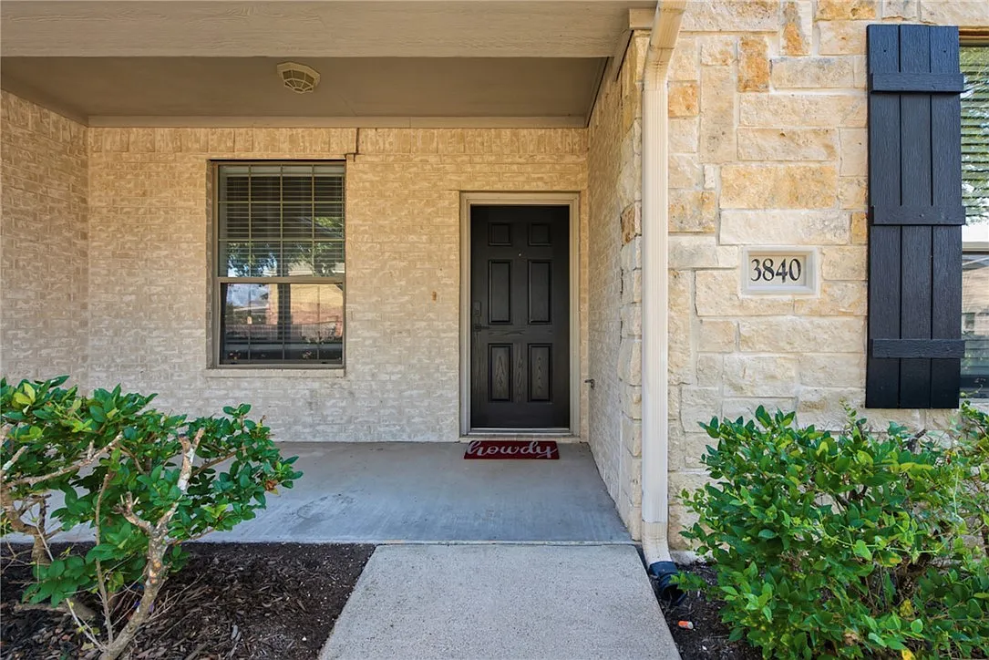 5 bed, 4.5 bath, 2508 sqft, $2,200 — Photo 2