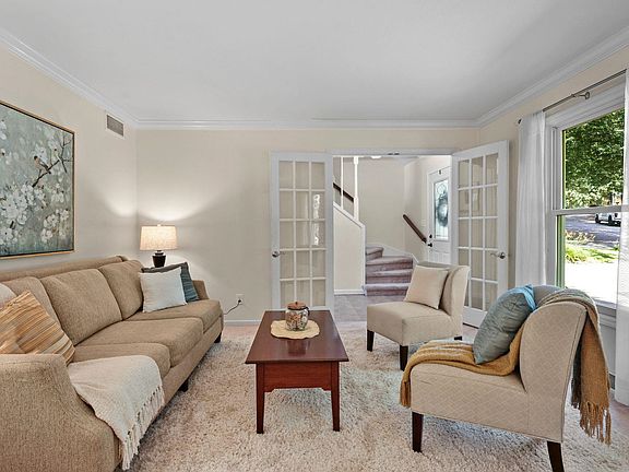 3rd image of 10 Stonecrest Cir