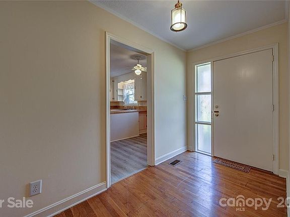 5th image of 2210 Bayview St