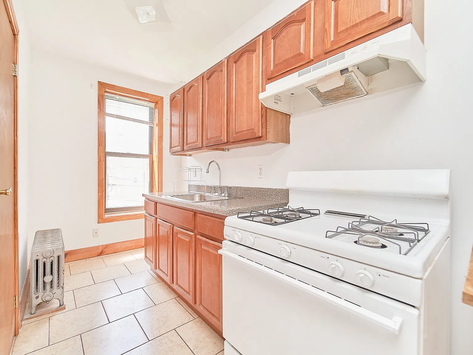 138 Scholes St — Photo 4