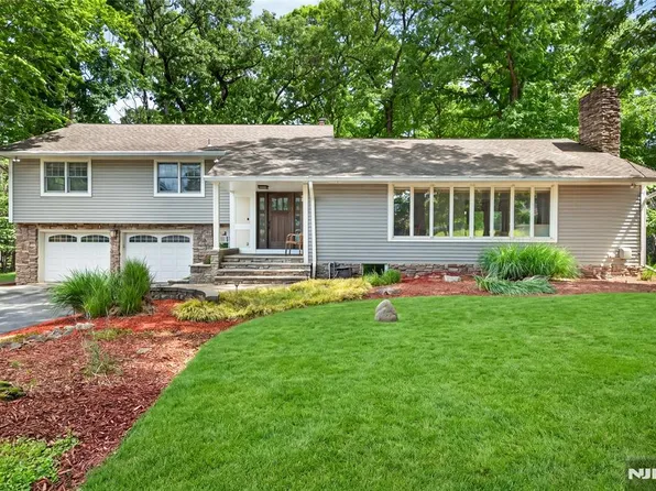 25 Cottontail Trl, Upper Saddle River, NJ 07458