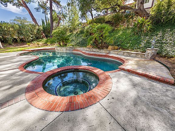 4th image of 823 Rim Crest Dr