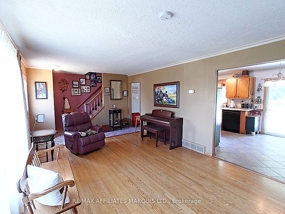 4th image of 917 Queen St