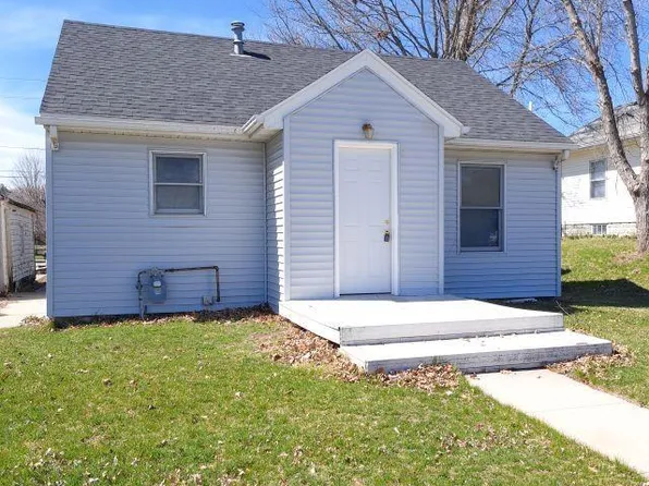 415 4th St SE, Hampton, IA 50441