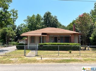 217 W Krezdorn St, Seguin, TX 78155