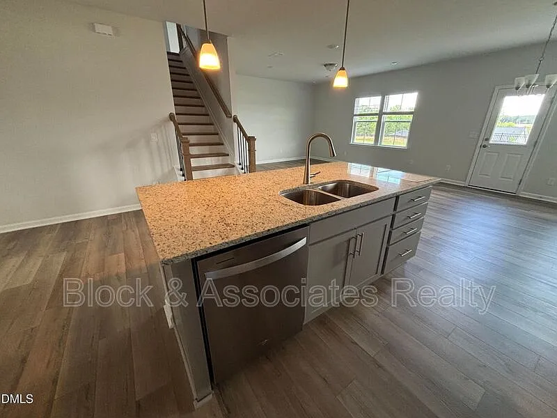 5 bed, 3.0 bath, 6534 sqft, $2,800 — Photo 3