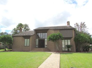 333 Yorkshire Ln, Port Neches, TX 77651