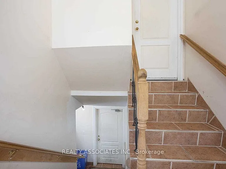 374 Irene Dr — Photo 2