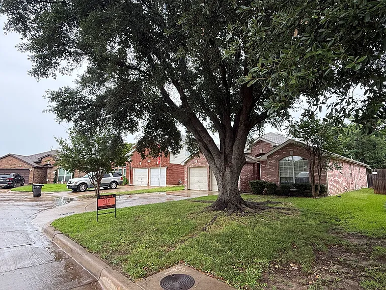 6105 Comfort Dr — Photo 2