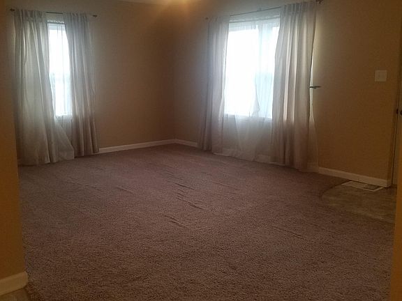 4th image of 515 S Summit Dr