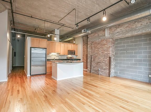 3rd image of 900 N Kingsbury St APT 877
