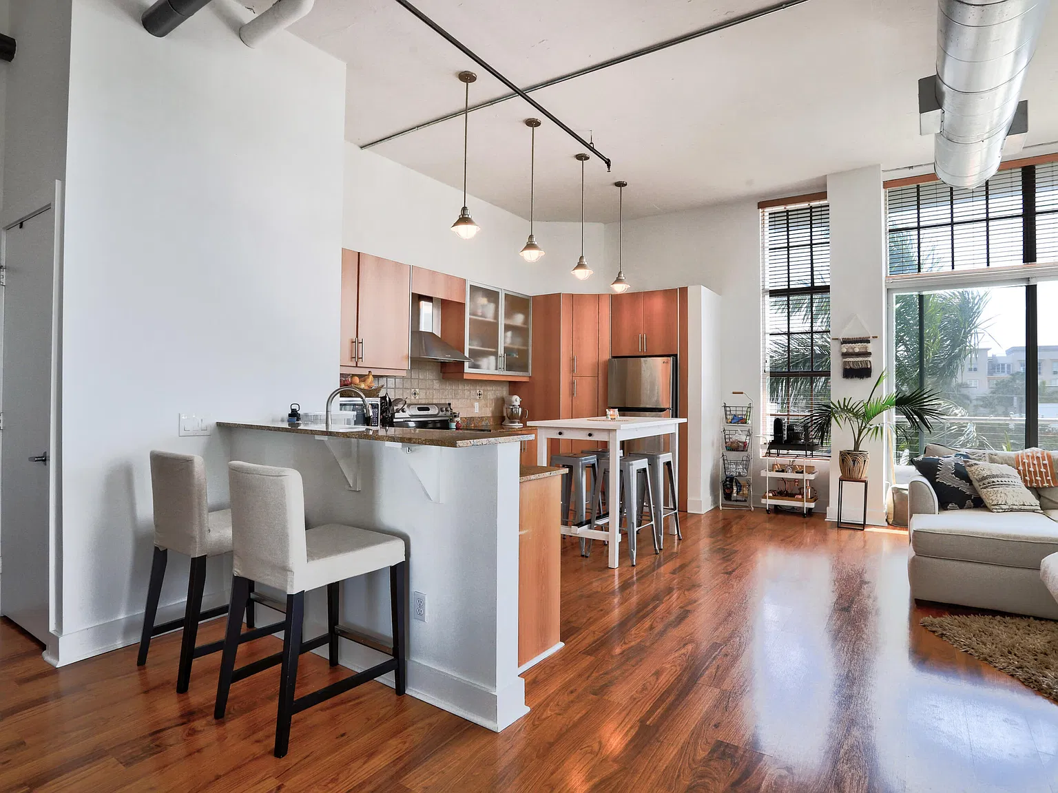 2 bed, 2.0 bath, 1281 sqft, $5,000 — Photo 1